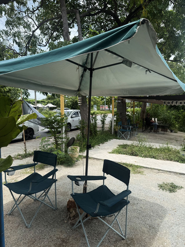 ร้านกาแฟนั่งชิว วิวสุสาน ย่านเลี่ยงหนองมน ชลบุรี