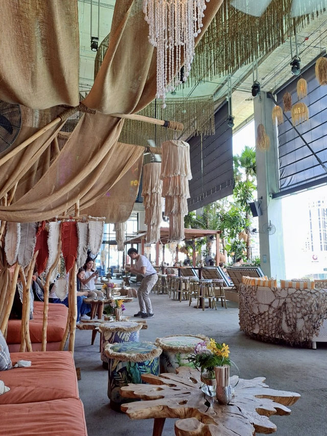 Beach club ลอยฟ้า บน Emsphere🏬🌊🌌
