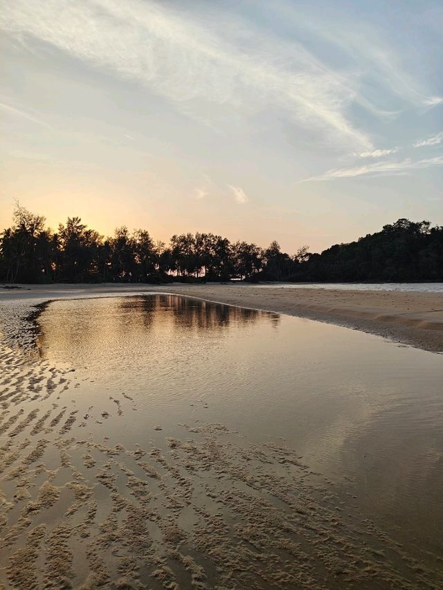 ปลีกวิเวก หามุมสงบ นอนดูพระอาทิตย์ตกที่เกาะพระทอง 