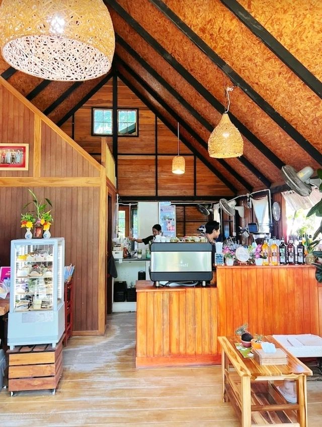 The Hidden Falls ในสวนลับ เป็นคาเฟ่ในจังหวัดชลบุรี
