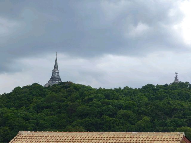 Chedi View Hostel & Rooftop Bar 🏙️