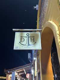 Light Bites, Heavy Vibes – Dutch Harbour Café Delivers Melaka Magic