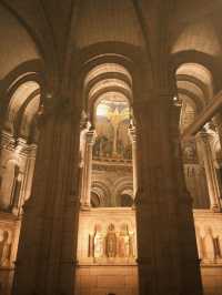 ⛪ 聖心堂｜白色的寧靜聖殿