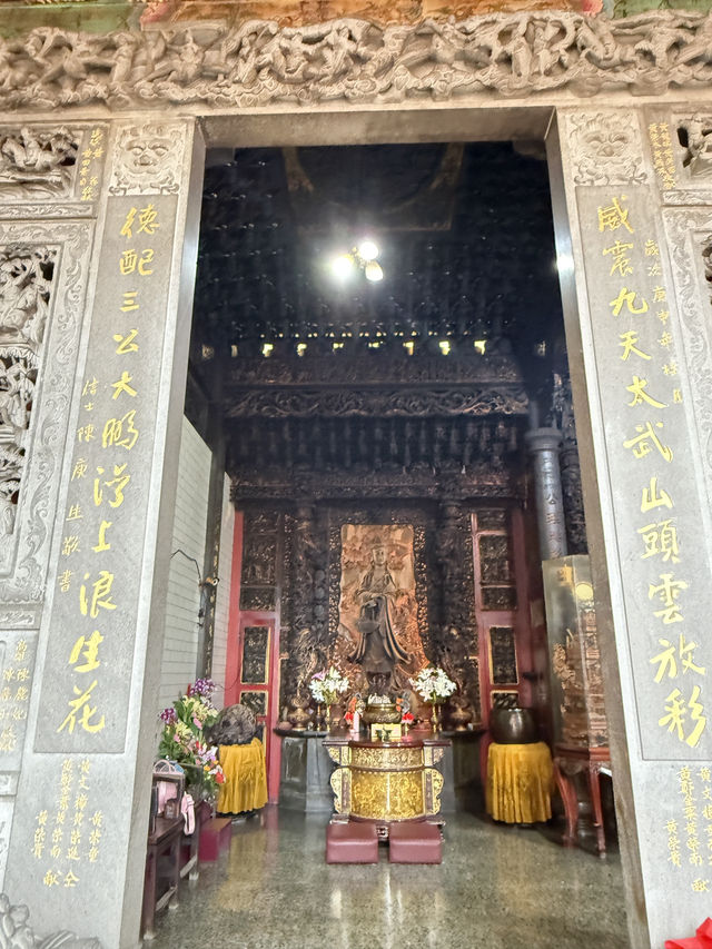 東港東隆宮，是溫府千歲駐蹕之地，是海風中的靈山聖殿。 樓下是王爺鎮煞守國，樓上是倉頡開天啟智。 廟中供奉的不只是神明，更是歷史的記憶、文化的光明、與信仰的力量。 當你站在二樓，凝望那六隻眼睛，你會明白