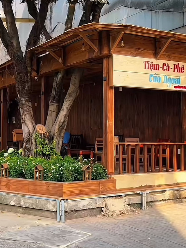 จิบกาแฟช้าๆ ที่ Tiem Ca Phe คาเฟ่แสนอบอุ่น