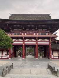 Guide to be able to take pictures of Dazaifu Shrine without the crowd!