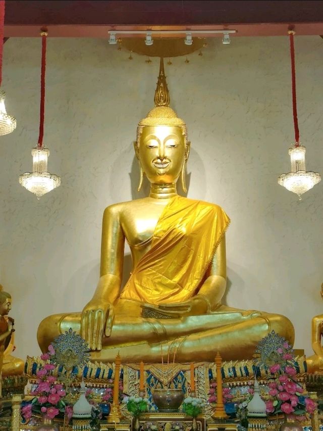 ชมความงดงามของพระปรางค์ที่วัดมหาธาตุวรวิหารกันนะ