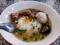 ก๋วยเตี๋ยวลูกทุ่ง ดาบแดง – ตำนานรสเด็ดห้างฉัตร ลำป