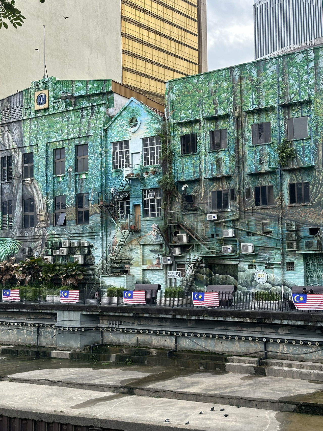 รีวิว River of Life – Kuala Lumpur 🌊✨

🇹🇭

River of Life เป็นอีกหนึ่งโครงการแลนด์มาร์กของกัวลาลัมเปอร์ที่เปลี่ยนโฉมบริเวณแม่น้ำ Klang และ Gombak ให้กลายเป็นแหล่งท่องเที่ยวสวยงาม โดยเฉพาะช่วงค่ำ ๆ ที่แสงไฟเปิดเต็ม 🌃

✨ บรรยากาศ
	•	ไฮไลท์อยู่ที่บริเวณใกล้ มัสยิด Jamek Mosque 🕌
	•	มีการติดตั้งไฟ LED และระบบหมอกควันพ่นออกมาเหนือน้ำ กลายเป็น effect แสง–สี–เสียงที่สวยมาก
	•	เดินเล่นริมแม่น้ำเพลิน ๆ ได้ทั้งกลางวันและกลางคืน แต่เวลากลางคืนคือดีที่สุด

✨ กิจกรรม
	•	เดินถ่ายรูปกับวิวสวย ๆ ที่มีตึกสูงเป็นฉากหลัง 🏙️
	•	ชมโชว์ไฟ น้ำพุ และหมอกในตอนค่ำ (ฟรี)
	•	นั่งชิลริมแม่น้ำกับเพื่อน ๆ หรือต่อไปยังย่าน Masjid Jamek / Central Market ที่อยู่ใกล้ ๆ

✨ จุดเด่น
	•	เป็นโครงการปรับปรุงพื้นที่ที่ทำให้ KL มีอีกหนึ่งแลนด์มาร์กทันสมัย
	•	ได้ทั้งวิวตึกระฟ้า + สถาปัตย์เก่า (มัสยิด Jamek) ในภาพเดียว 📸

👉 แนะนำ: มาช่วงหลัง 19.00 น. จะได้เห็นบรรยากาศไฟเต็ม ๆ
👉 ถ้าชอบถ่ายรูป ควรใช้ขาตั้งกล้องเพื่อเก็บไฟ LED และหมอกให้สวยที่สุด

สรุป:
River of Life KL คือการผสมผสานธรรมชาติ + เมือง + ศิลปะการจัดแสงอย่างลงตัว 🌊✨ เป็นอีกหนึ่งที่ที่ควรใส่ในลิสต์เที่ยว KL ตอนกลางคืน

⸻

🇬🇧

The River of Life project has transformed the confluence of the Klang and Gombak rivers into one of Kuala Lumpur’s most scenic night attractions. 🌃

✨ Ambience
	•	The highlight is near the Jamek Mosque 🕌
	•	At night, the river is lit up with LED lights and surrounded by mist effects, creating a magical atmosphere
	•	By day it’s a calm riverside walk, but by night it becomes a spectacular light-and-mist show

✨ Things to Do
	•	Stroll along the riverbanks with the city skyline as backdrop 🏙️
	•	Catch the free light, mist, and fountain show in the evening
	•	Combine with a visit to Masjid Jamek or Central Market nearby

✨ Highlights
	•	A symbol of KL’s urban renewal, blending modern design with heritage architecture
	•	Offers stunning contrasts: skyscrapers + the historic Jamek Mosque in one frame 📸

👉 Pro tip: Visit after 7 PM for the best lighting and atmosphere
👉 Photographers: bring a tripod to capture the LED glow and mist perfectly

In short:
River of Life KL blends nature, architecture, and city vibes into one stunning riverside experience 🌊✨ — a must-see, especially at night.

⸻



#รับส่วนลดไม่พึ่งดวง 
