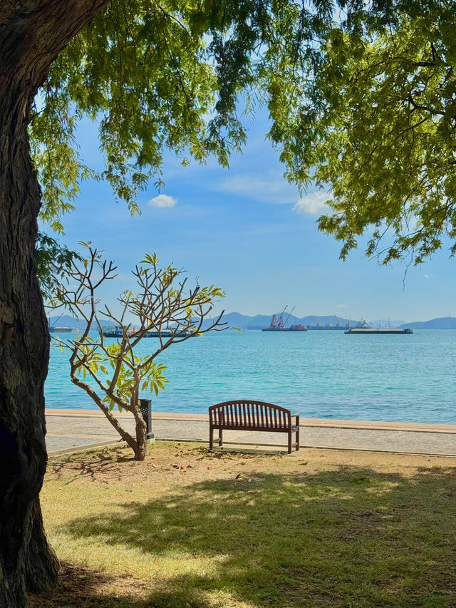 เรือนไม้สีเขียวริมทะเล เกาะสีชัง 🏠🌊