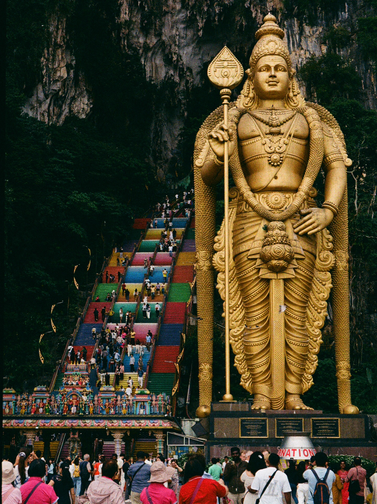 Siap menaklukkan Kuala Lumpur dalam sehari? Ayo, raih kesuksesan atau pulang! Berikut rencana perjalanan 1 hari terbaik saya yang dirancang untuk memaksimalkan waktu bersosialisasi dan liburan Anda. Kenakan sepatu nyaman, isi daya ponsel Anda – dan ikuti rute keren ini:

Pemberhentian Pertama: Batu Caves
Ikonis, terkenal di Instagram, dan sangat membangkitkan suasana! Awali hari Anda dengan menaiki tangga pelangi dan berfoto epik dengan patung Dewa Murugan emas yang besar.
Alamat: Gombak, 68100 Batu Caves, Selangor, Malaysia
Buka: 06.00–21.00 (Setiap Hari)
Tips Pro: Kenakan pakaian yang sopan dan bawalah botol air minum Anda. Hati-hati dengan barang bawaan Anda dari monyet.

Pemberhentian Kedua: Titik Foto Istana Nasional
Berposelah di depan makam kerajaan Malaysia! Anda tidak bisa masuk ke dalam, tetapi pemandangan dari Halte Kl Hoho 13 sungguh berbeda.
Alamat: Istana Negara, Halte Kl Hoho 13, Bukit Damansara, 50490 Kuala Lumpur
Buka: 24/7

Pemberhentian ke-3: Masjid Nasional Malaysia
Nikmati perpaduan menakjubkan antara desain modern dan Islami ini. Luangkan waktu untuk berjalan-jalan di taman yang tenang dan abadikan momen-momen berharga Anda.

Alamat: Jalan Perdana, Tasik Perdana, 50480 Kuala Lumpur
Buka: 05.00–22.00 (Setiap Hari)
Tips: Kenakan pakaian yang sopan dan hindari berkunjung saat waktu salat, terutama salat Jumat, karena non-Muslim tidak diperbolehkan masuk selama periode tersebut.

Pemberhentian ke-4: Pasar Sentral
Ingin mencicipi kuliner lokal atau suvenir unik? Tempat bersejarah ini menghadirkan budaya, cita rasa, dan seni jalanan.
Alamat: Jalan Hang Kasturi, Pusat Kota, 50050 Kuala Lumpur
Buka: 10.00–21.30

Pemberhentian ke-5: Sungai Kehidupan
Bersantailah di sepanjang tepi sungai paling memukau di Kuala Lumpur – kunjungi Jalan Raja untuk menikmati pemandangan indah dan gemerlap lampu malam.
Alamat: Jalan Raja, Pusat Kota Kuala Lumpur, 50050 Kuala Lumpur
Buka: Sepanjang hari, setiap hari

Pemberhentian ke-6: Bukit Bintang
Berbelanja, berpesta, ulangi 💸🍜 Area ini ramai dengan mal, jajanan kaki lima, dan pengamen jalanan. Saksikan hiruk pikuk dan gemerlapnya Kuala Lumpur!

Pemberhentian ke-7: Menara Kembar Petronas
Saatnya untuk #selfie wajib dengan menara-menara yang menerangi malam dan jika Anda cukup beruntung, Anda dapat melihat menara-menara tersebut menyala dengan warna Bendera Nasional kita – sungguh, ini sungguh magis!

Pemberhentian ke-8: Jembatan Saloma Link
Akhiri hari epik Anda di jembatan ultra-futuristik yang menghubungkan masa lalu dan masa kini. Terowongan LED-nya sungguh seperti TikTok 💡
Alamat: 9, Lorong Raja Muda Musa 3, Kampung Baru, 50300 Kuala Lumpur

Jadi, ke mana ANDA akan pergi jika hanya punya waktu 24 jam untuk menikmati suasana di Kuala Lumpur? Beri tahu saya!
Pesan petualangan Anda berikutnya di trip.com dan wujudkan rencana perjalanan impian Anda!
#mytraveldiary #myitinerary #daytrip #kuala_lumpur #citydaytours