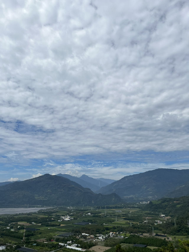 台東鹿野高台｜熱氣球草地與飛行傘起飛場：把縱谷的風、雲與藍一次看到飽 🎈🪂