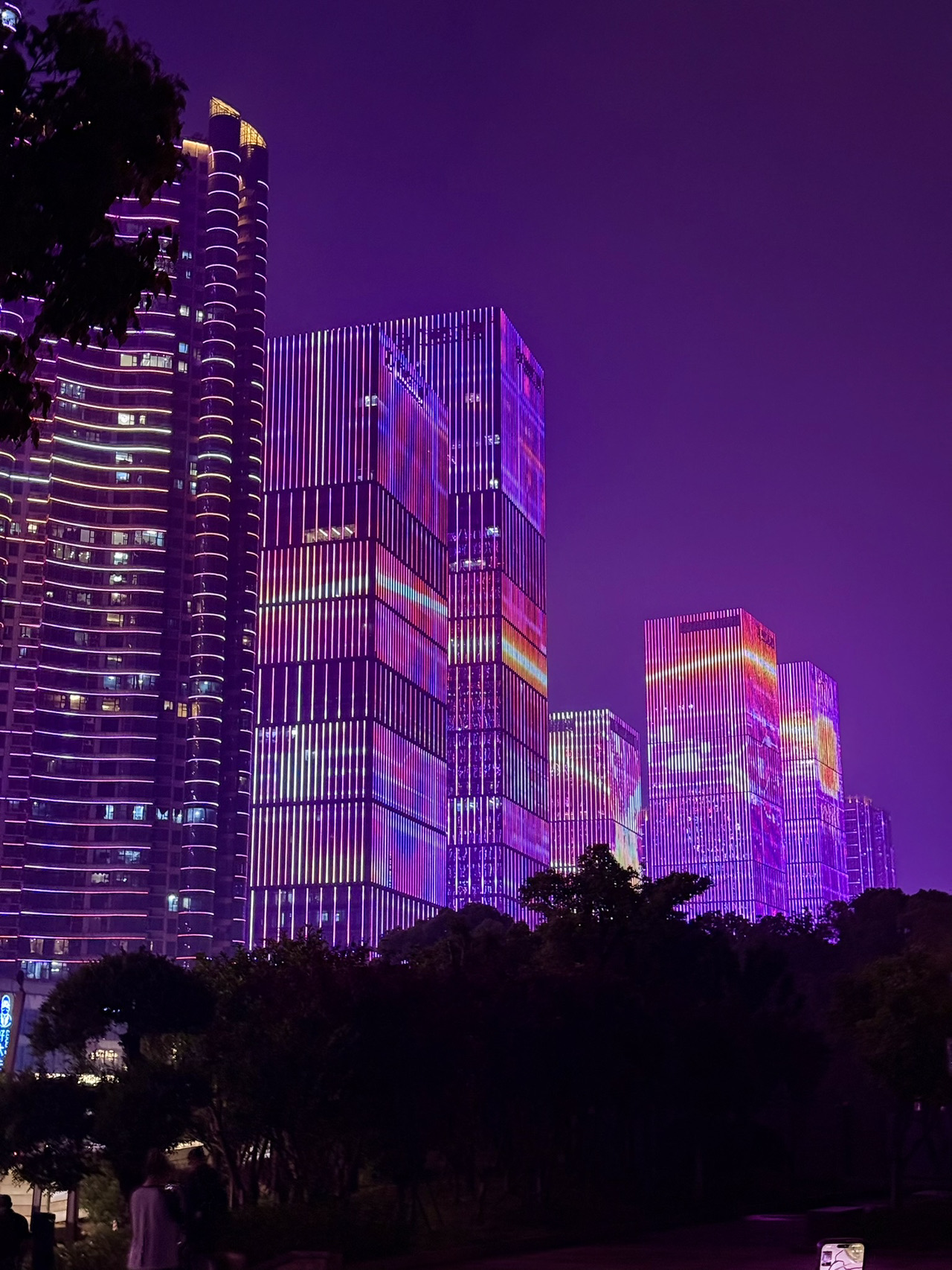 這次旅程從長沙開始,起初沒想到這座城市會這麼大且繁榮。人潮非常熱鬧,居民性格友善,有很多步行街可以逛街買美食。晚上如果去河邊散步,能看到整個城市的建築物同時亮起美麗的燈光秀。這裡的地方美食味道鮮美合口味,大型商場很多,其中有一家商場模擬古代場景,非常美麗且逼真。如果有機會一定會再來旅遊,印象非常深刻。