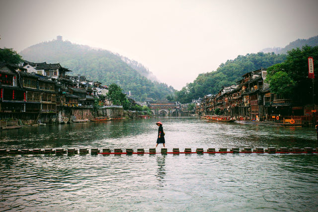 Travel to Fenghuang Ancient Town - Walk among the silent ancient poems