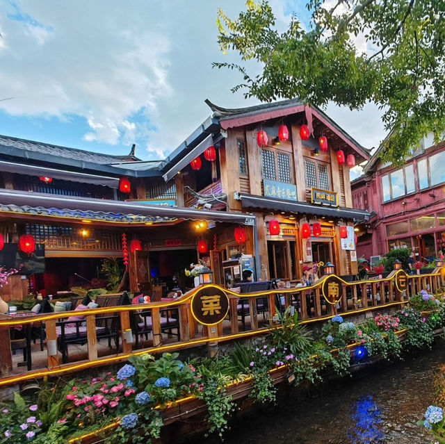 Strolling Through the Enchanting Lijiang Old Town 