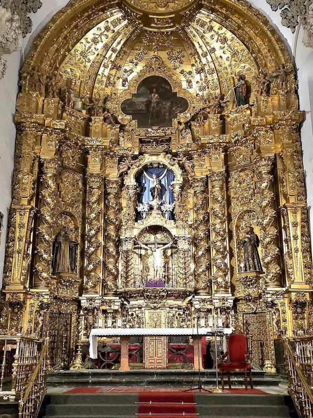 산 페르난도 성당 - 시간의 벽에 새겨진 믿음의 흔적 