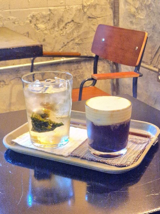 부산 골목 안에 이런 분위기 카페가? 감성 폭발 공간 리뷰!✨ 부산 골목 안에 이런 분위기 카페가? 감성 폭발 공간 리뷰!✨