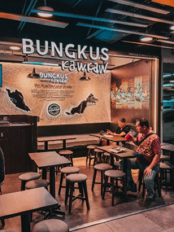 ลิ้มลองอาหารรสชาติจัดจ้านและอร่อยล้ำที่ร้าน Bungkus Kaw Kaw ใน Main Place Mall