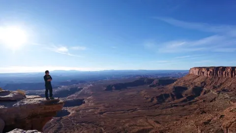 【Utah · Canyonlands NP】Berdiri di atas "Island in the Sky" setinggi 6.000 kaki dan saksikan dunia asing hasil pahatan tangan Tuhan! — traveler post in Moab
