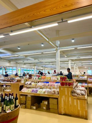 A must-visit on your Tateshina drive! "Tateshina Jiyu Noen" (Tateshina Free Farm) is a place where you can find delicious Shinshu produce 🥬🍇