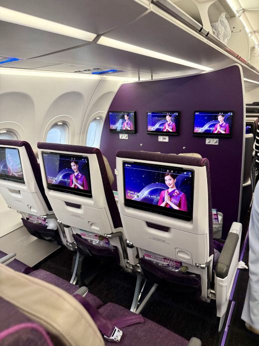 Flying Thai Airways Economy Class: Mumbai – Bangkok Direct Flight 。