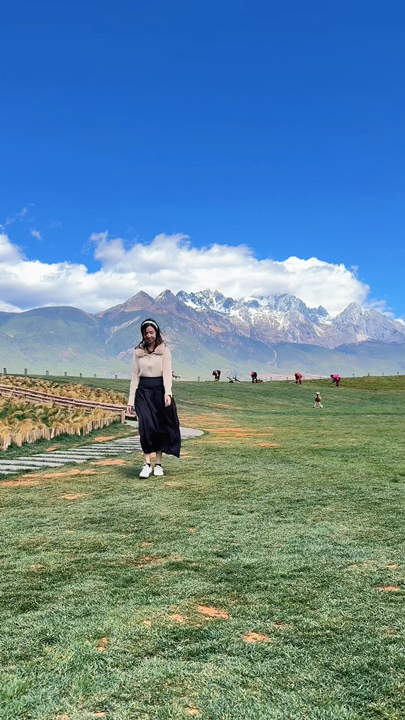 Yundi’an Cafe Lijiang คาเฟ่วิวภูเขาหิมะมังกรหยก 🩵⛰️

เป็นคาเฟ่ที่ลี่เจียง ประเทศจีนค่ะ เป็นคาเฟ่ที่ใหญ่มากอากาศเย็นสบาย สามารถมองเห็นภูเขาหิมะได้ ตกแต่งสวยงาม มีดอกไม้🌸และทุ่งหญ้าสีเขียว🌾 
ในคลิป เป็นช่วงปลายเดือนมีนาคม กลางวันมีแสงแดด แต่อากาศหนาว ท้องฟ้าเปิด ถ่ายรูปสวยมากค่ะ 