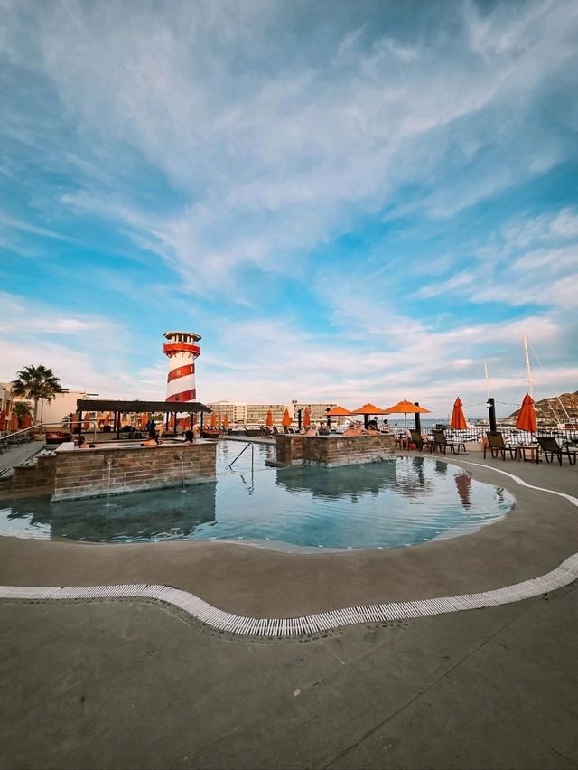 If the sea lions don’t convince you to stay… the rooftop hot tub will 😌💦🦭