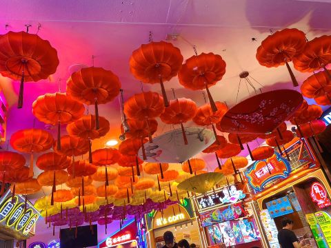 🏮 バーウッド・チャイナタウン - きらめくネオンサインの下にある食の
