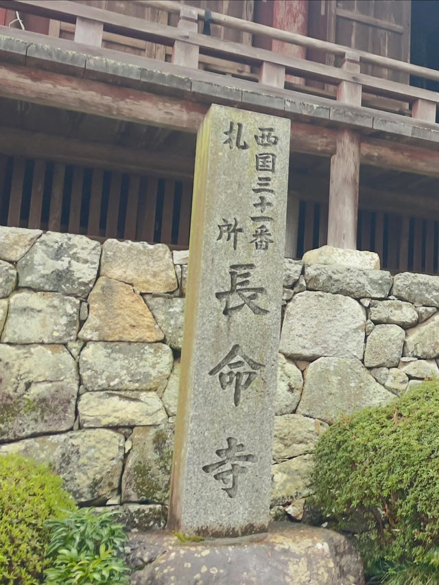 A temple greeted by a thousand-handed Kannon with the scent of sandalwood