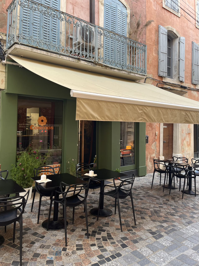 Arles | The brilliant cake shop in Arles with healthy drinks 