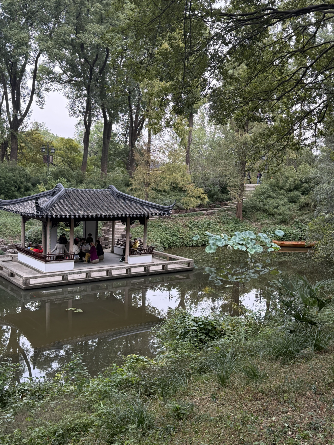 我們從上海乘坐高鐵到蘇州一日遊。前往蘇州時使用地鐵。
行程如下：
1. 虎丘風景區
2. 山塘街
3. 七里山塘風景區
4. 獅子林
5. 平江路
6. 蘇州時代廣場
7. 吳中區金雞湖路

這是一座非常美麗的城市，留下了非常深刻的印象。