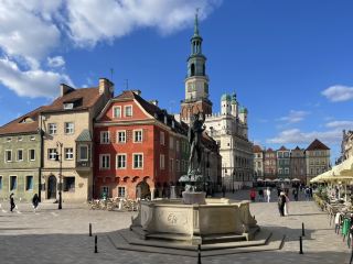 포즈난(Poznań)은 폴란드 서부 바르타 강 연안에 세워졌으며, 상주인구 약 50만 명 이상을 보유한 폴란드 제5의 도시 중 하나이자, 동시에.