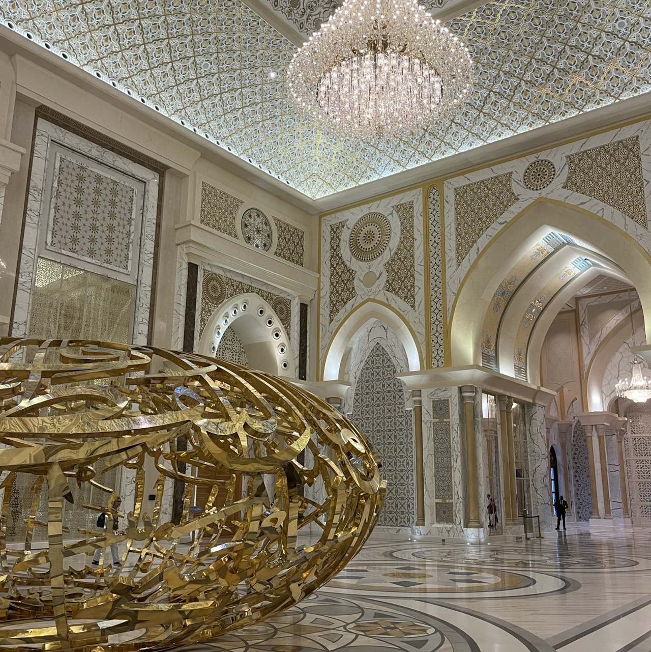 Qasr Al Watan – một cung điện có thể nhìn thấy từ bên trong.