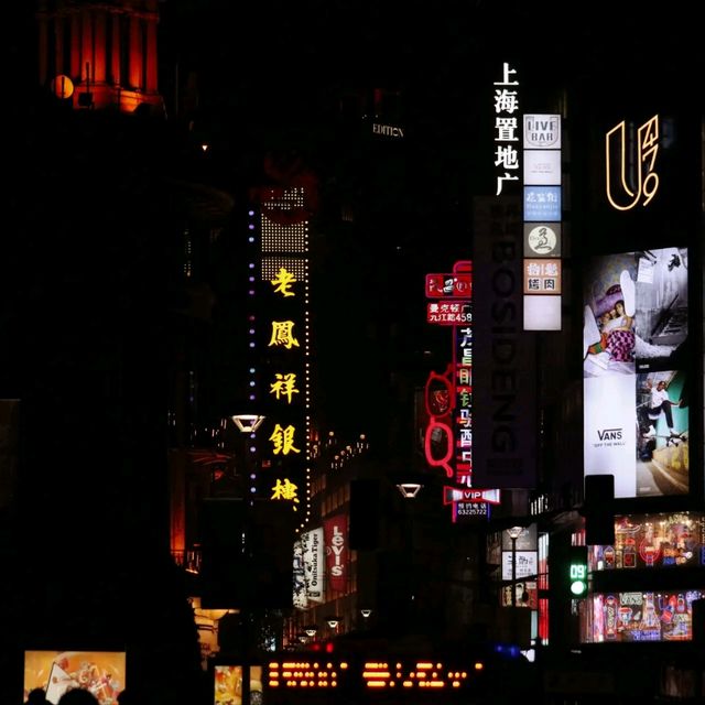 City Life at Nanjing Road, Shanghai 🏢🛍🌉