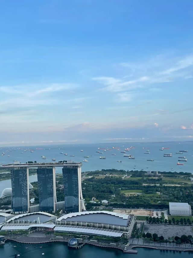 When you come to Singapore, you must experience the Rooftop Infinity pool.