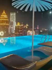 這家高空泳池酒店可以邊泡著澡，邊欣賞窗外的風景