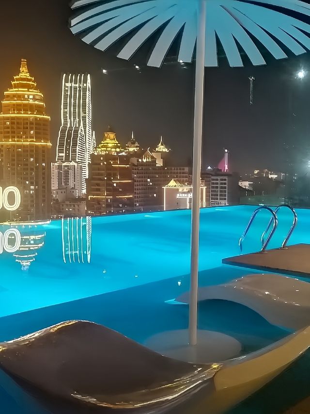 這家高空泳池酒店可以邊泡著澡，邊欣賞窗外的風景