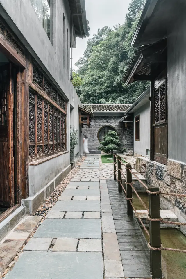 범정산 아래 | 한 방 한 경치, 바람이 발코니를 휩쓸고, 범정산 산야에 숨겨진 피난민 숙소!