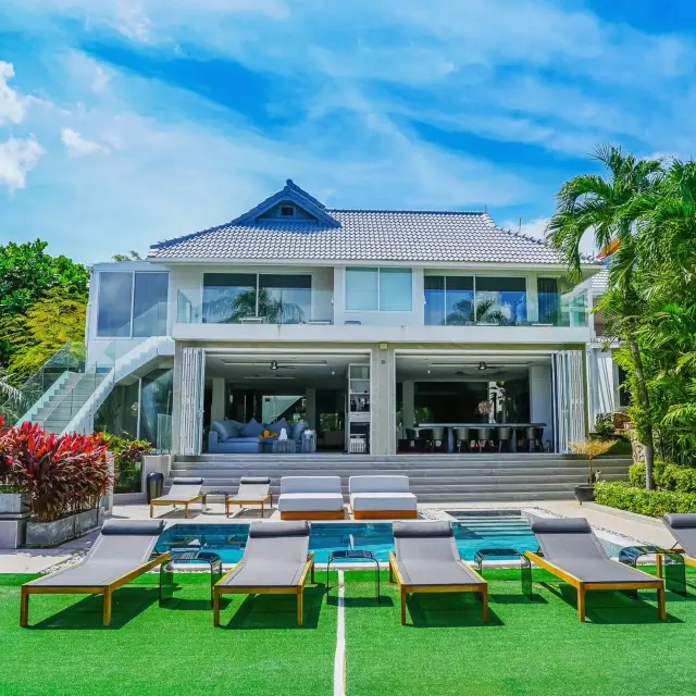 Looking for a super star quality vacation experience in a Phuket villa?