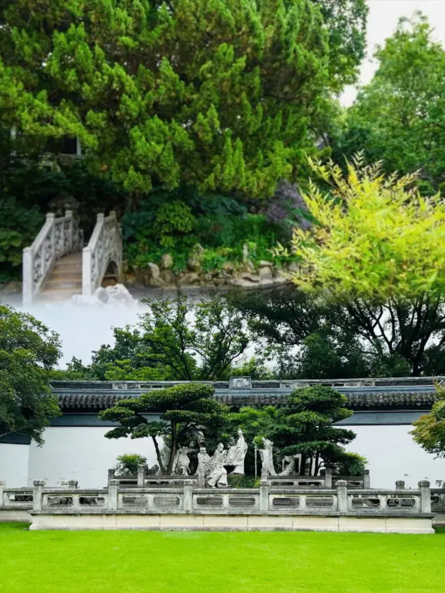 The picturesque park hidden in the downtown area is quiet with few people, making it a great spot for photography