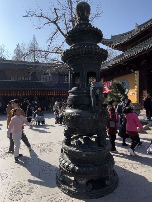 在商業化潮流之下，上海的寺廟靠什麼賺錢？