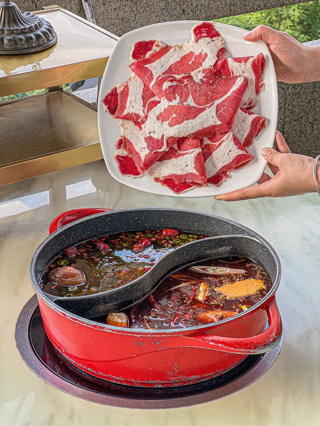 An exceptional viewing spot at the Drum Tower‼️ Enjoy hotpot and the view without compromise!