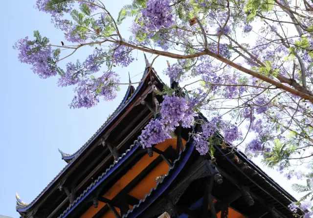 The ancient village of Dashiban stands around Qionghai Lake