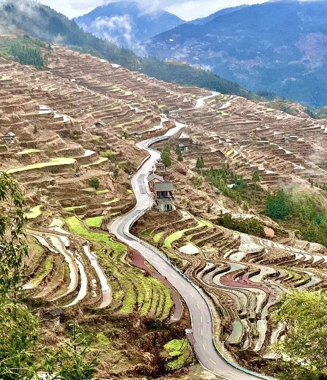 In Jiabang, enjoy the story of the countryside and the clouds and mountains