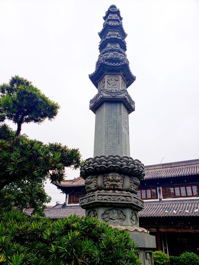 真如鎮，雖陷水泥森林中，唯這方淨土依舊