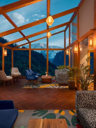 🌄✨ Manali Magic: Top Himalayan Hotel Picks! 🏔️🛌