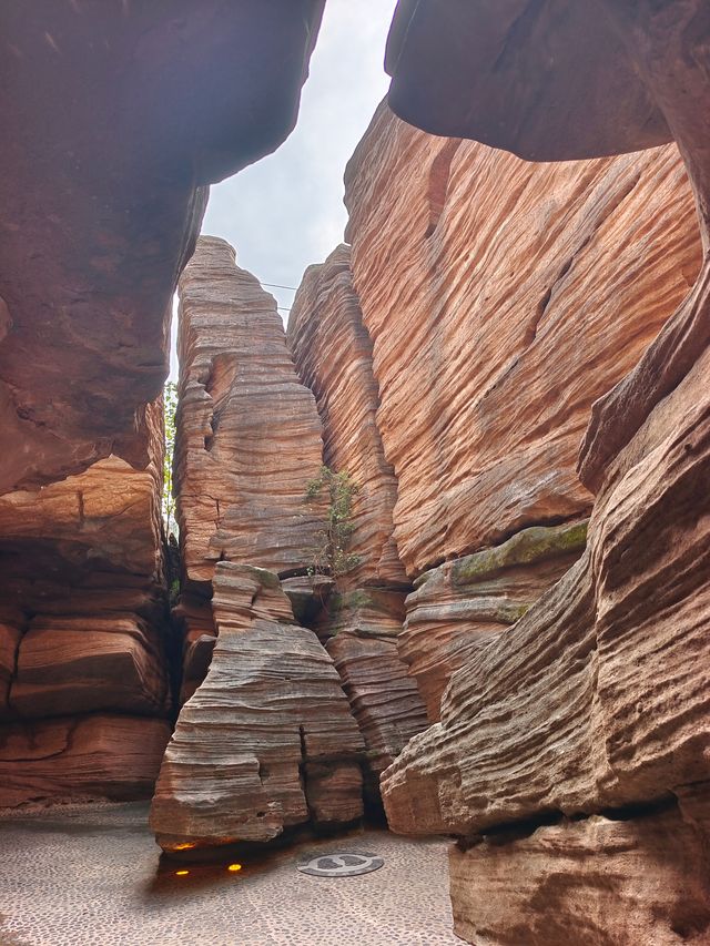 西南界洞峡群風景區。