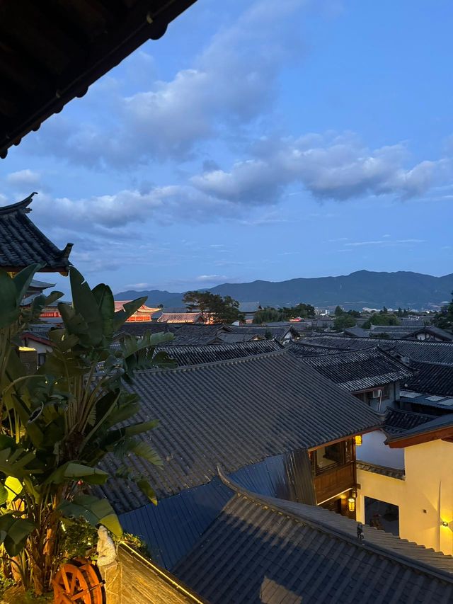 俯瞰麗江古城的觀景大窗在我酒店房間裏…。