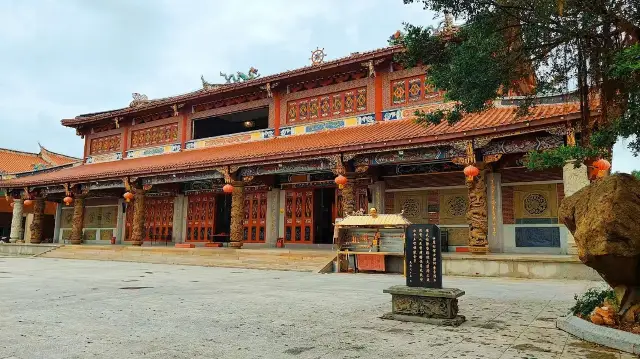 Lingyuan Mountain is a sacred mountain full of stories and legends. 