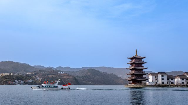 瀛湖翠屏島。 瀛湖翠屏島。